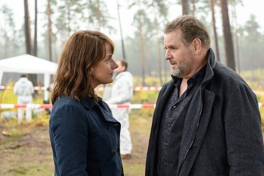 Lemp (Felix Vörtler) erscheint geschockt am Tatort und erfährt von Brasch (Claudia Michelsen) von dem Mord an Jessica.