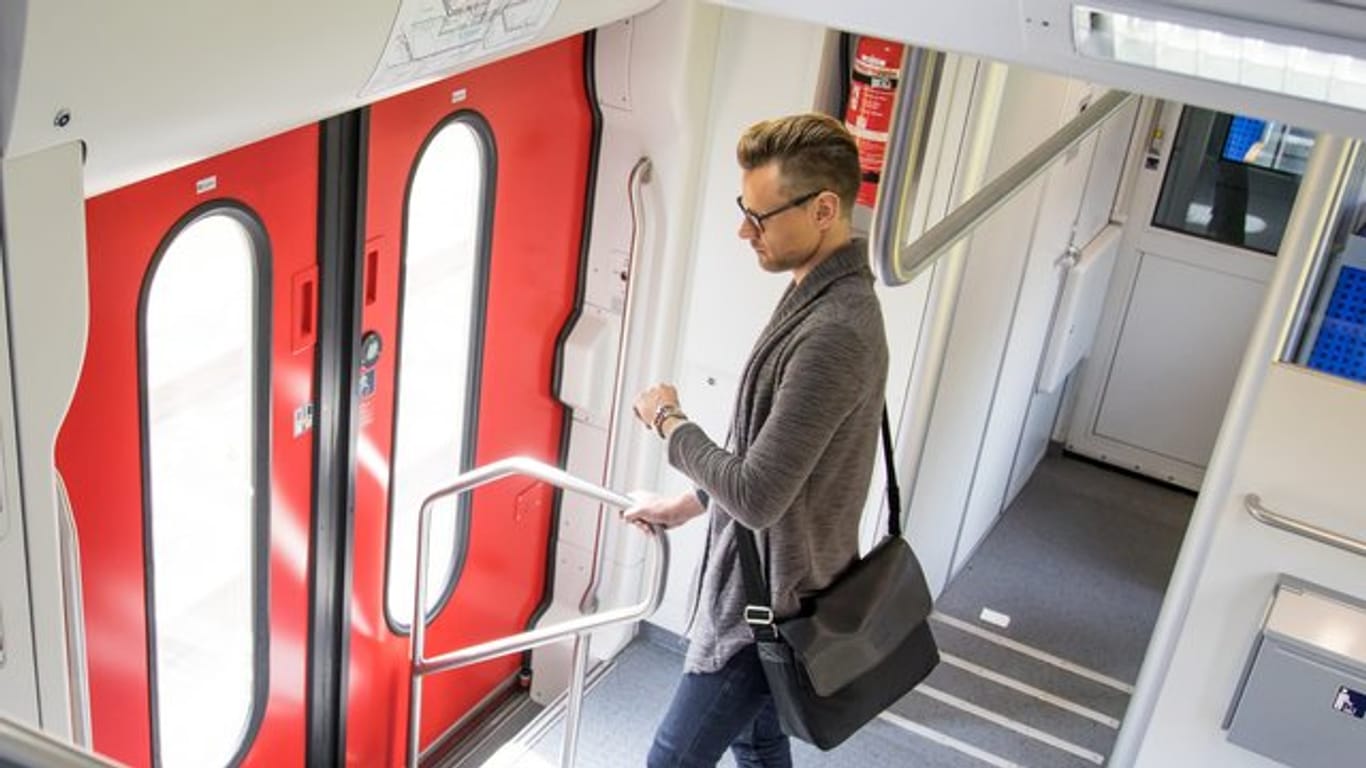 Mit dem Zug zur Arbeit: Pendler mit längeren Fahrstrecken werden 2021 steuerlich entlastet.