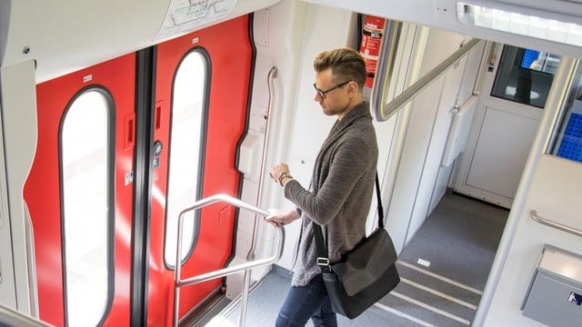Mit dem Zug zur Arbeit: Pendler mit längeren Fahrstrecken werden 2021 steuerlich entlastet. Mit dem Zug zur Arbeit: Pendler mit längeren Fahrstrecken werden 2021 steuerlich entlastet.