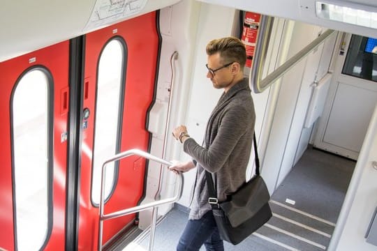 Mit dem Zug zur Arbeit: Pendler mit längeren Fahrstrecken werden 2021 steuerlich entlastet.