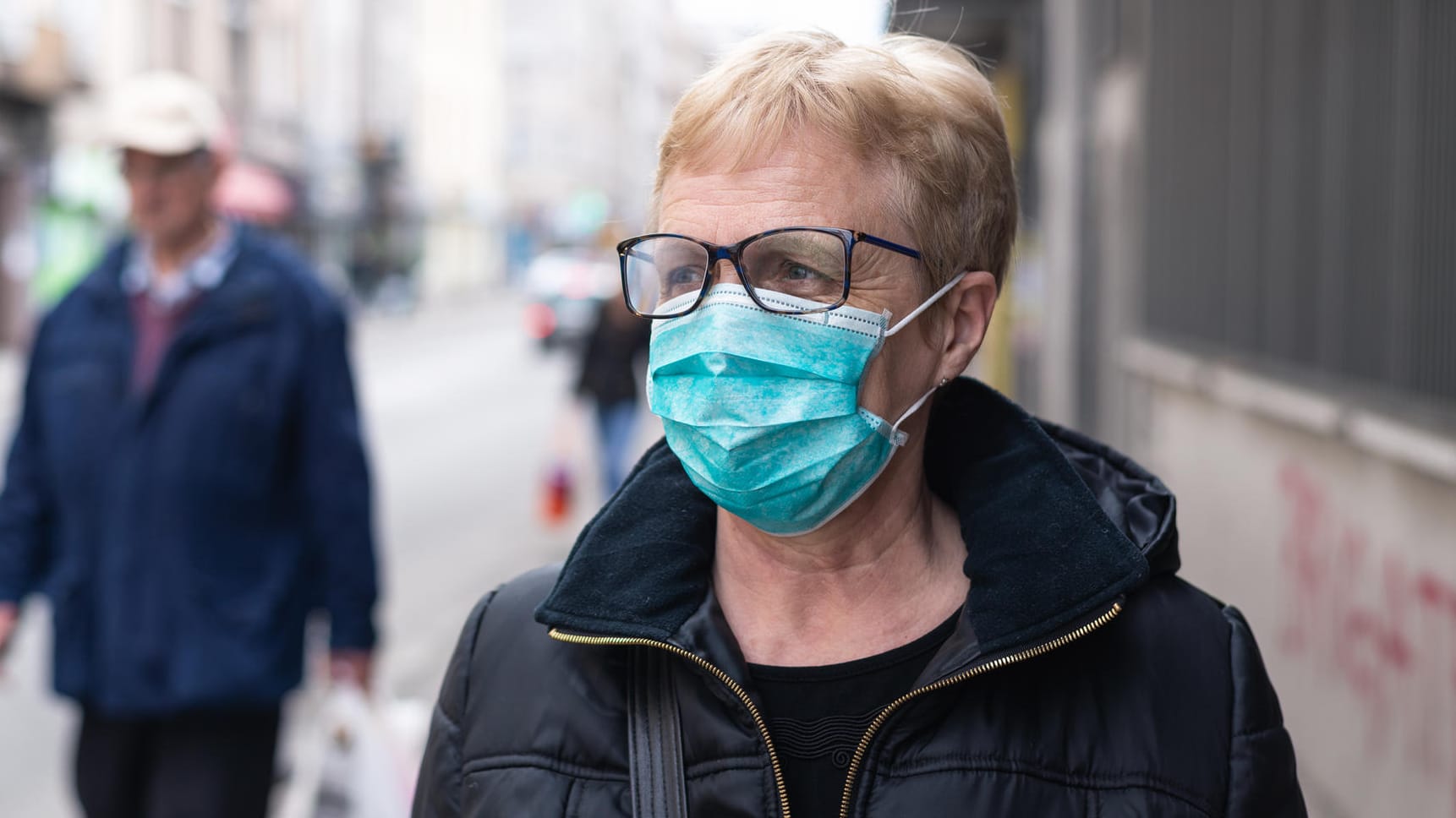 Maske tragen: Die Maskenpflicht dient zur Eindämmung des Coronavirus.