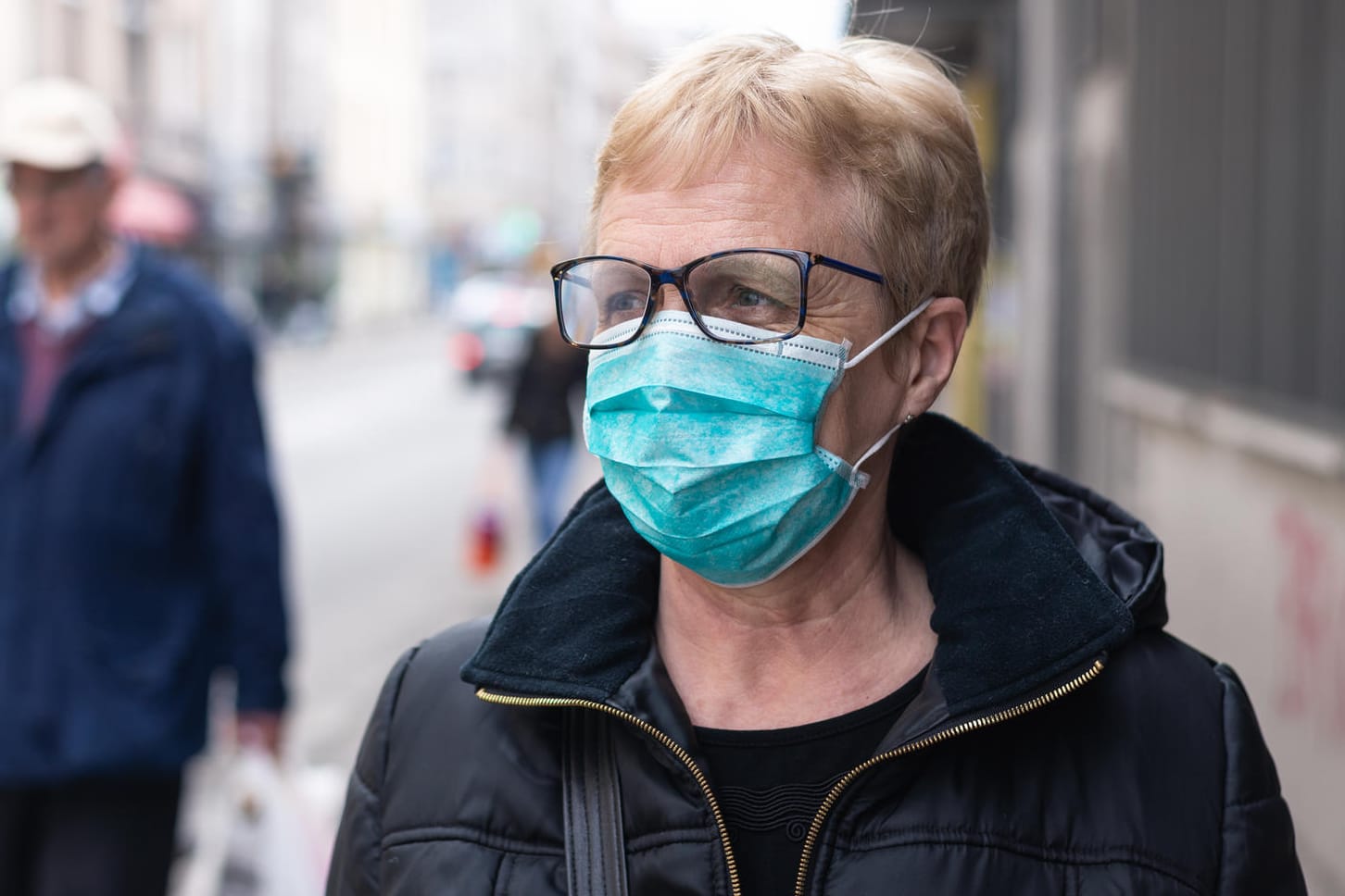 Maske tragen: Die Maskenpflicht dient zur Eindämmung des Coronavirus.