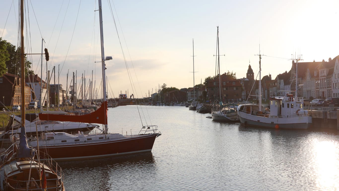 Glücksgefühle zum Tagesausklang: Sonnenuntergang am romantischen Glückstädter Hafen.