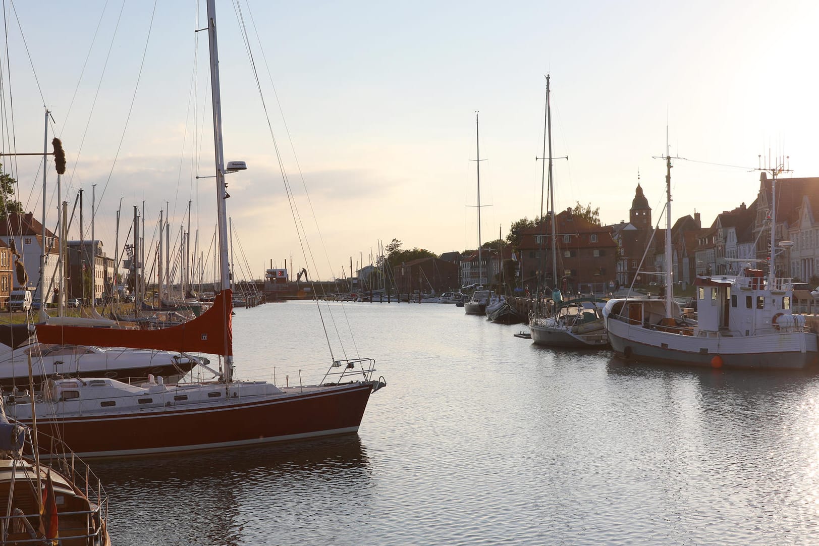 Glücksgefühle zum Tagesausklang: Sonnenuntergang am romantischen Glückstädter Hafen.