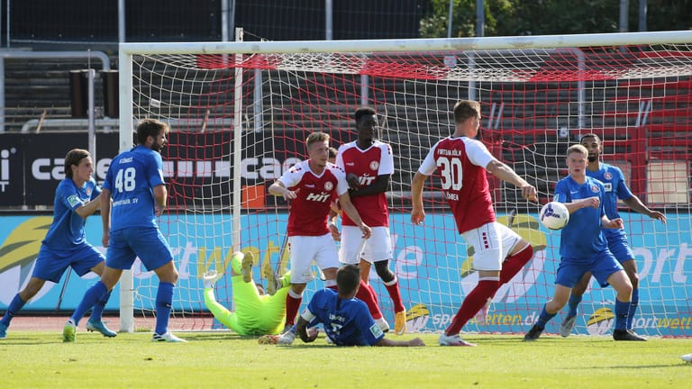 Spieler des Wuppertaler SV (in blau) und des 1. FC Köln beim Spiel am Samstag in Köln: Der WSV verlor die Partie.