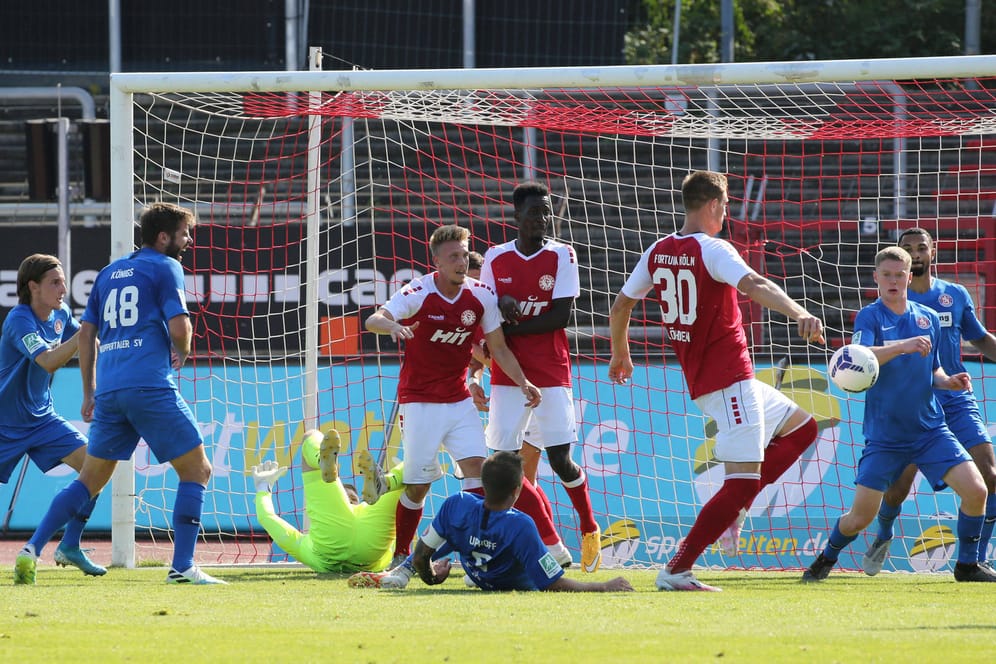 Spieler des Wuppertaler SV (in blau) und des 1. FC Köln beim Spiel am Samstag in Köln: Der WSV verlor die Partie.