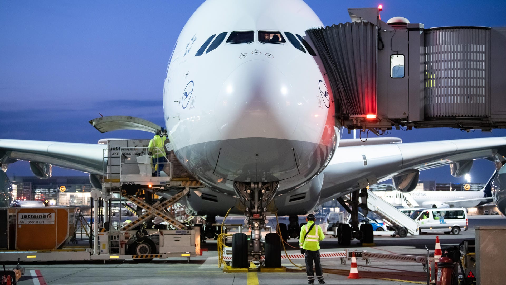 Ein Airbus A380 der Lufthansa am Flughafen Frankfurt (Archivbild): Die Airline legt die Großraumflugzeuge in der Corona-Krise still.