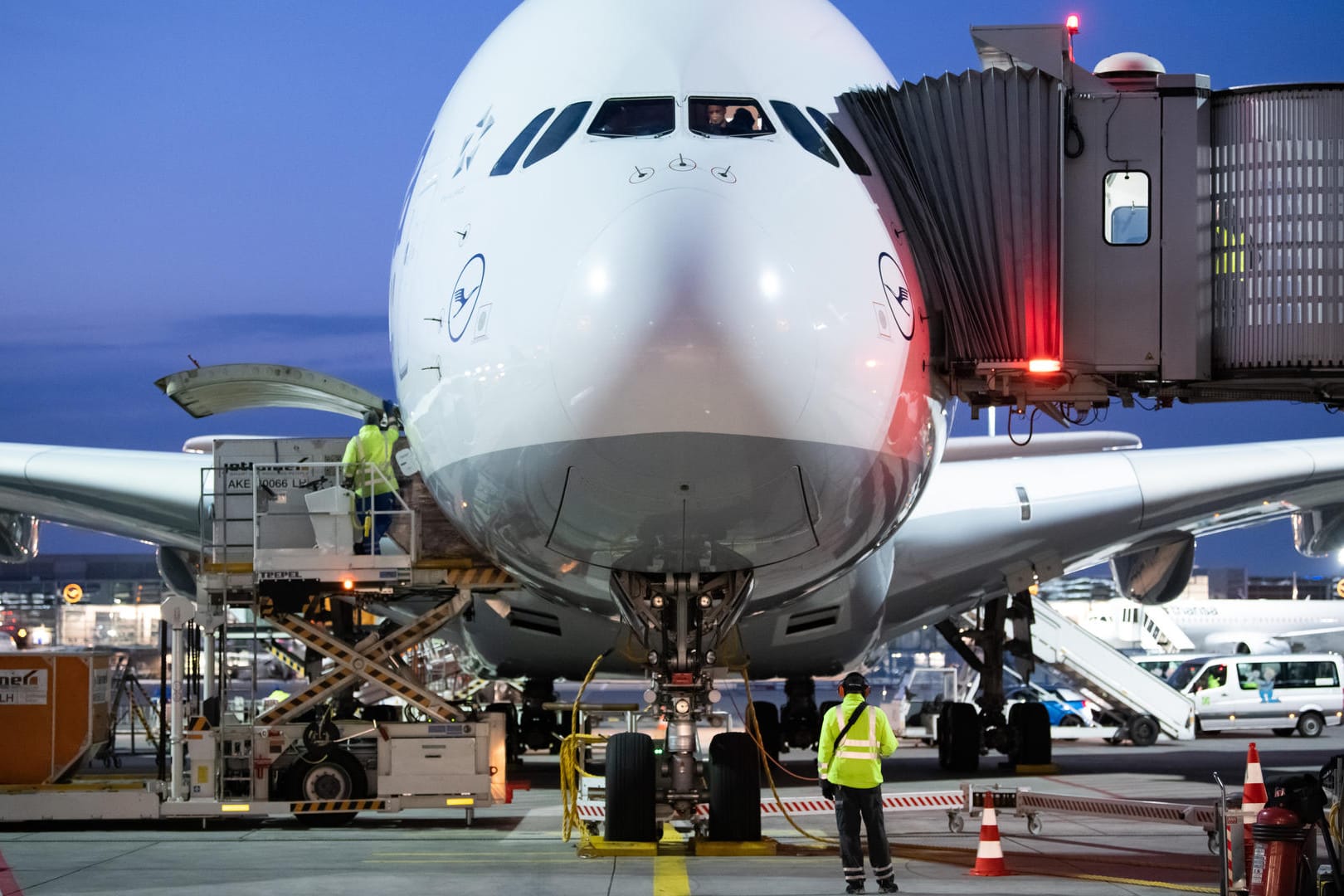 Ein Airbus A380 der Lufthansa am Flughafen Frankfurt (Archivbild): Die Airline legt die Großraumflugzeuge in der Corona-Krise still.