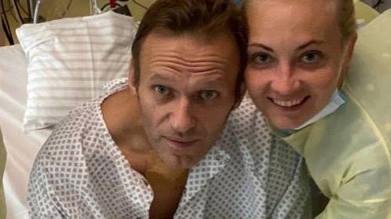 Alexej Nawalny und seine Frau im Krankenbett: Nach seinem Erwachen postete Nawalny dieses Foto aus der Klinik, mittlerweile geht es dem Politiker schon deutlich besser.