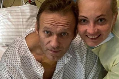 Alexej Nawalny und seine Frau im Krankenbett: Nach seinem Erwachen postete Nawalny dieses Foto aus der Klinik, mittlerweile geht es dem Politiker schon deutlich besser.