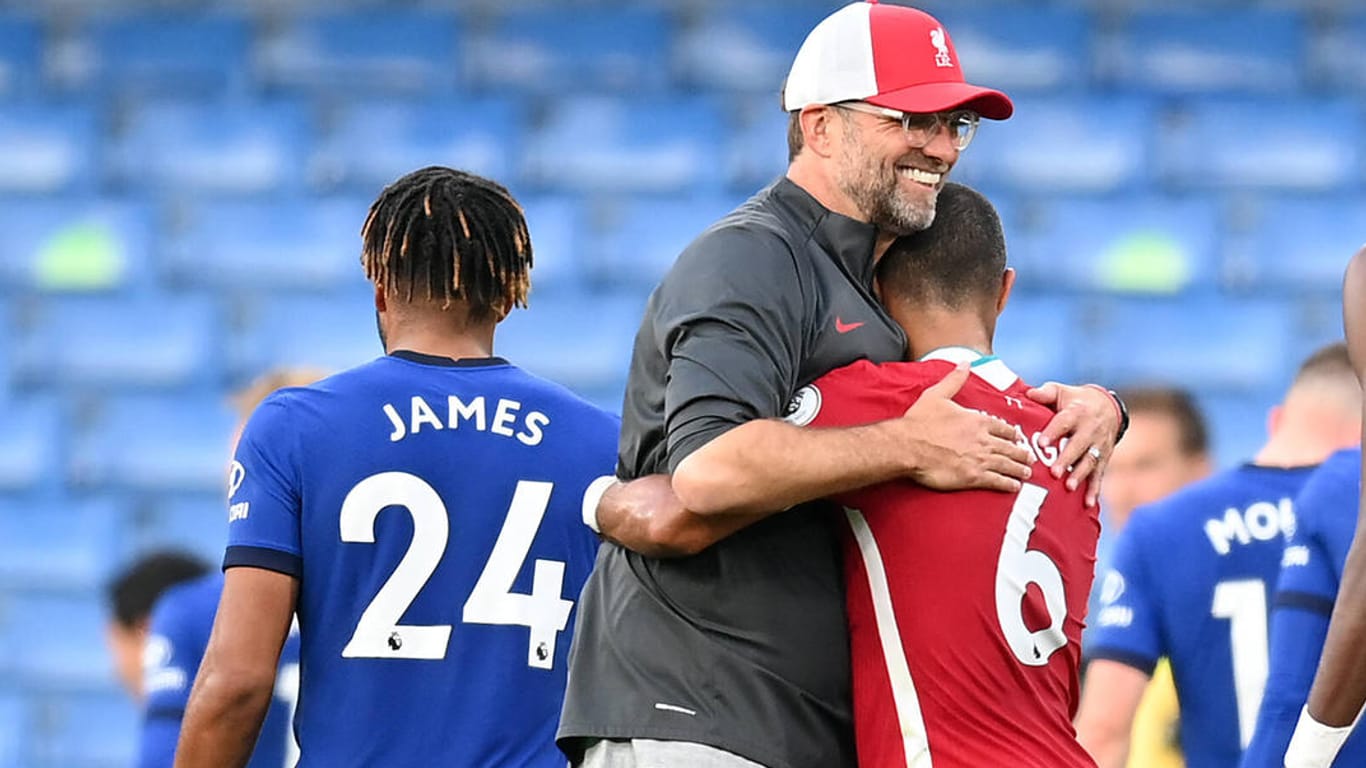 Premier League: Jürgen Klopp umarmt Liverpools Thiago nach dem Spiel.