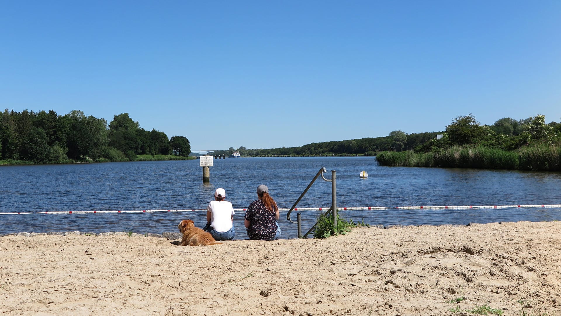 Maritimes Flair an der künstlichen Wasserstraße: Klein-Westerland nahe Hochdonn am Nord-Ostsee-Kanal.