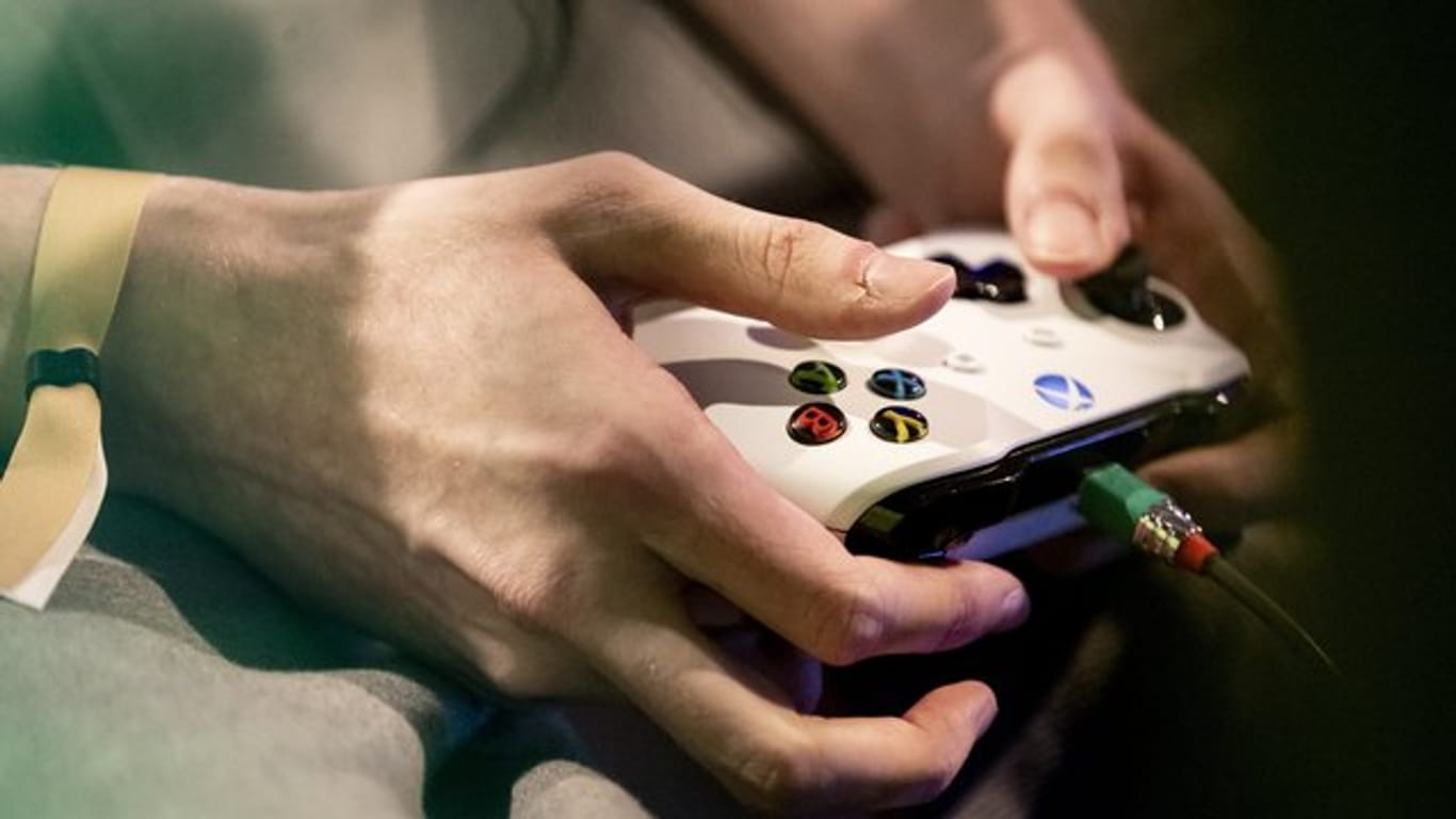 Die Hände eines Spielers an einem Xbox Controller: Microsoft stärkt seine Gaming-Sparte um die Spielkonsole Xbox mit einem milliardenschweren Zukauf.
