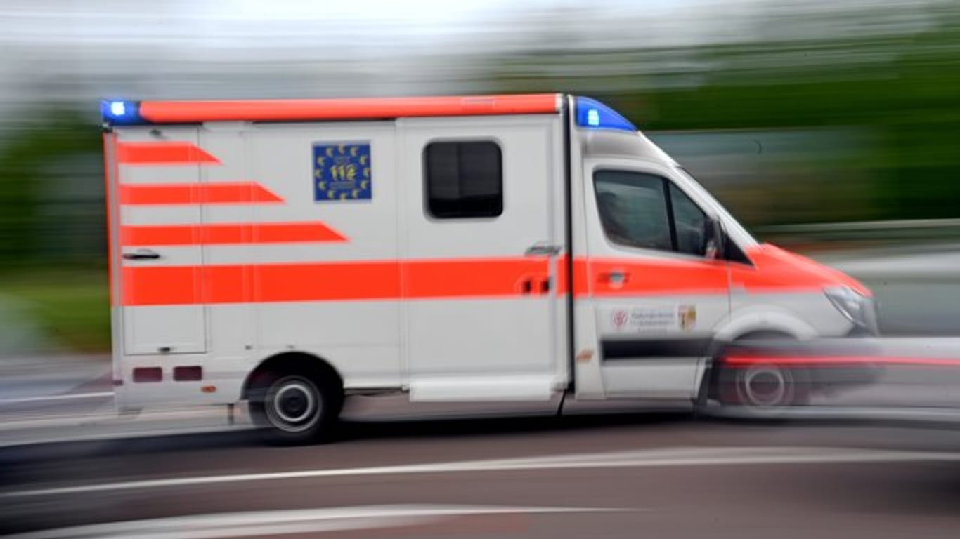 Ein Krankenwagen mit Blaulicht (Symbolbild): Ein Mann wurde von einem Traktor überrollt.