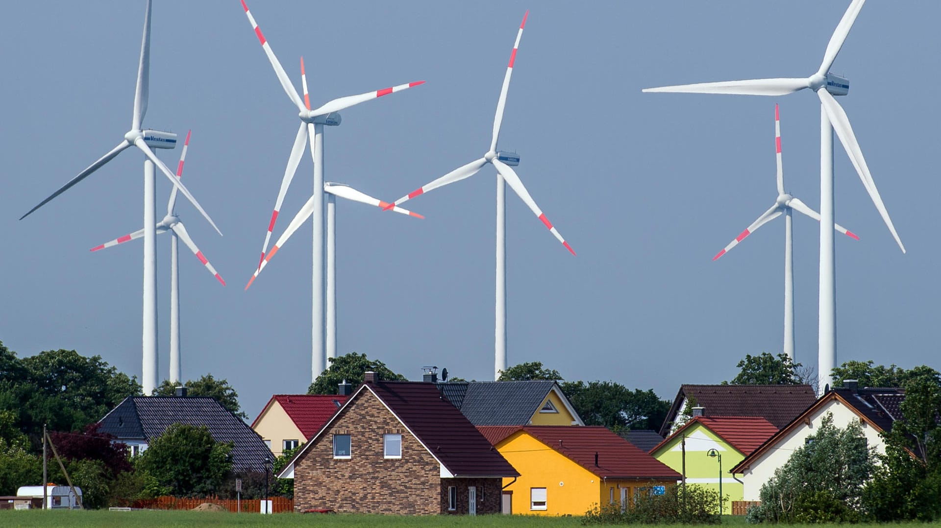 Windräder in der Nähe von Einfamilienhäusern (Archivbild): Grund für die hohen Strompreise in Deutschland sind zahlreiche Steuern und Abgaben wie etwa die EEG-Umlage.