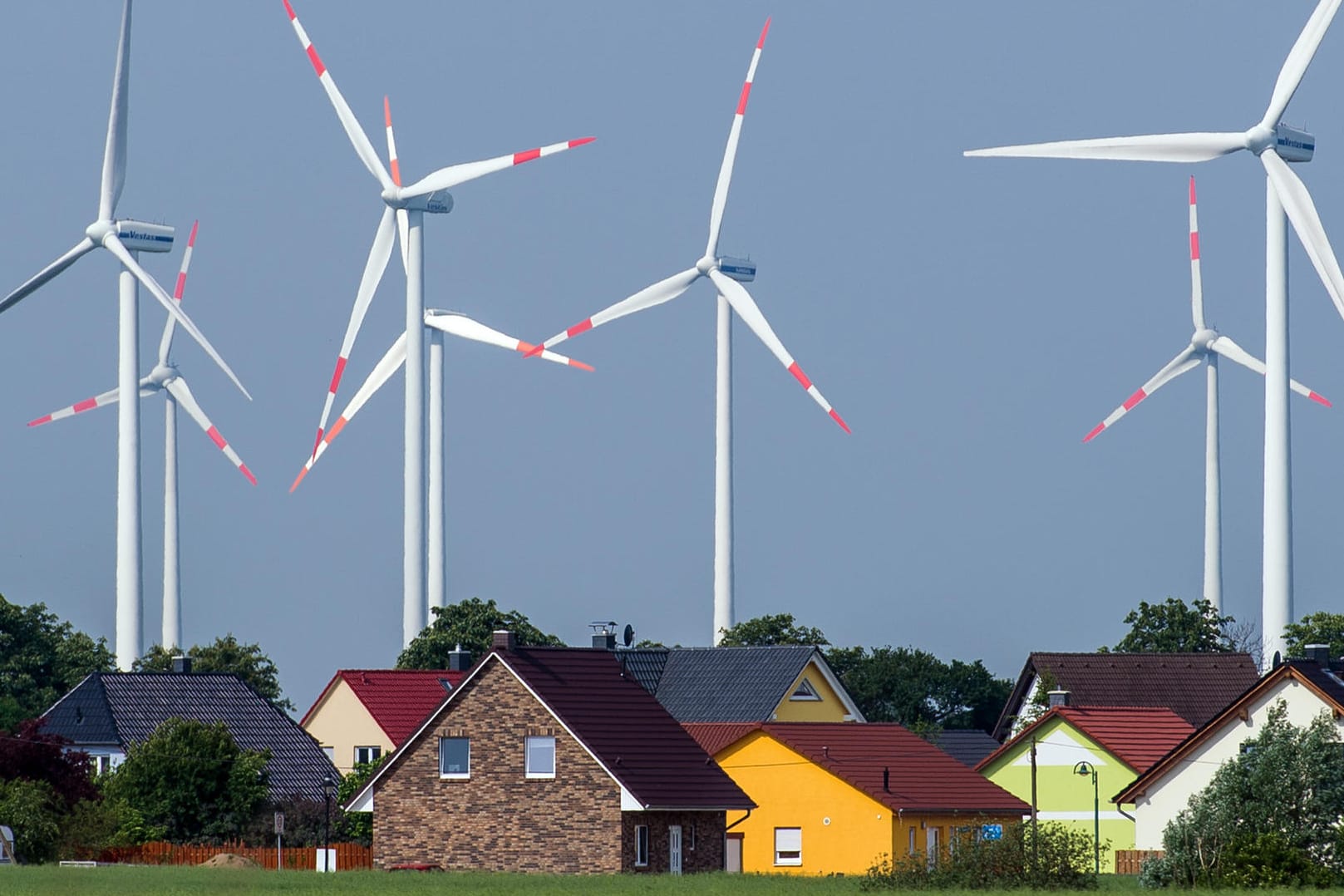 Windräder in der Nähe von Einfamilienhäusern (Archivbild): Grund für die hohen Strompreise in Deutschland sind zahlreiche Steuern und Abgaben wie etwa die EEG-Umlage.