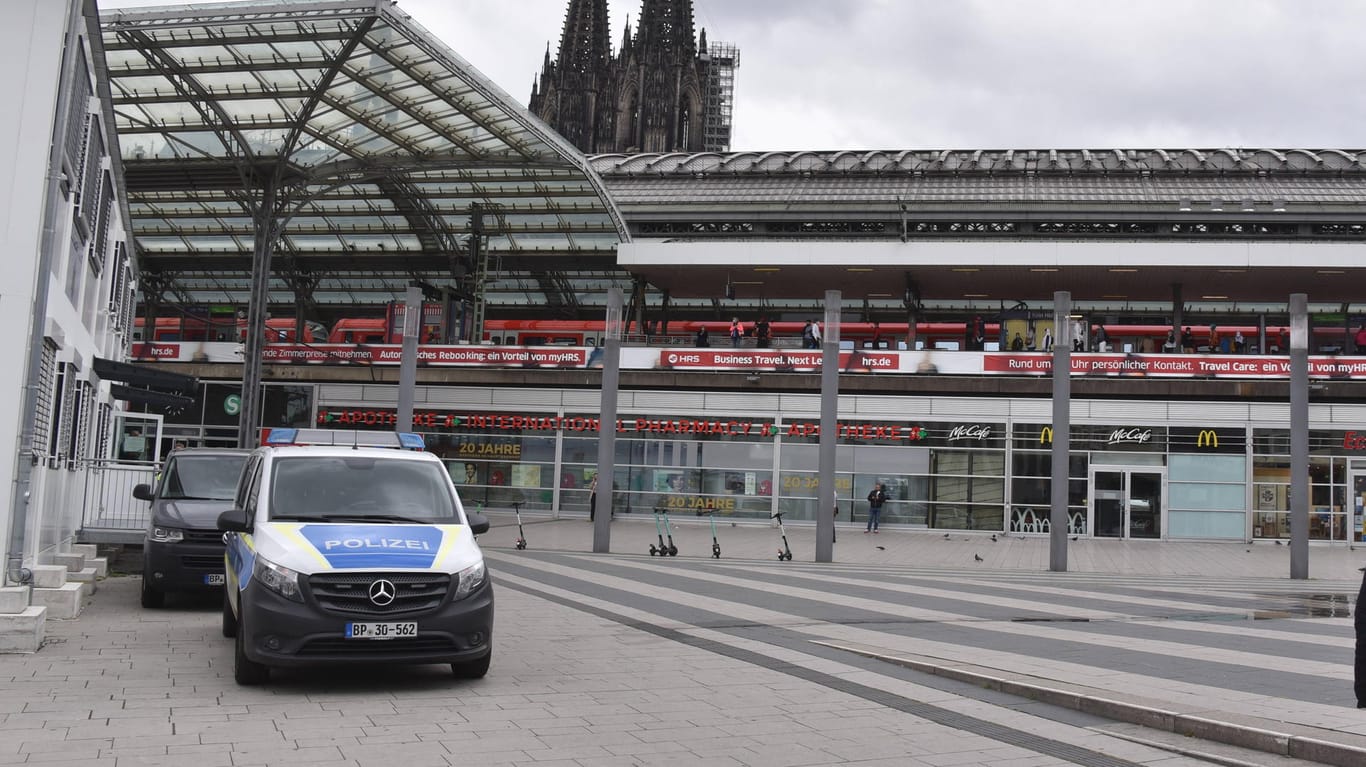 Einsatzfahrzeug der Polizei vor dem Kölner Hauptbahnhof (Symbolbild): Nach einem versuchten Raub hat die Polizei Fahndungsbilder der Täter veröffentlicht.