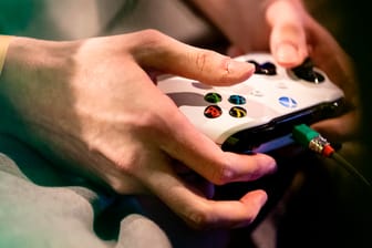 Ein Spieler am Xbox-Controller (Archivbild): Microsoft übernimmt den Entwickler Zenimax, der hinter Spielen wie Doom und Fallout steckt.