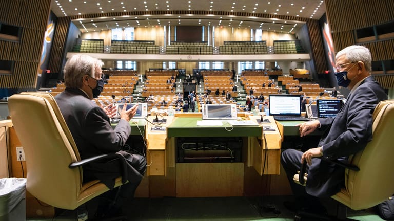 Antonia Guterres, UN-Generalsekretär und Volkan Bozkir, Präsident der Generalversammlung kurz vor Beginn des Festakts: Wegen der Corona-Pandemie fand die Veranstaltung digital statt.