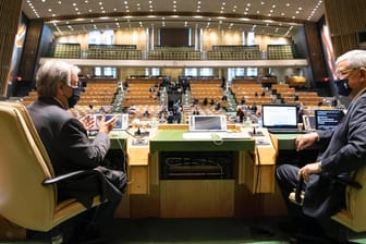 Antonia Guterres, UN-Generalsekretär und Volkan Bozkir, Präsident der Generalversammlung kurz vor Beginn des Festakts: Wegen der Corona-Pandemie fand die Veranstaltung digital statt.