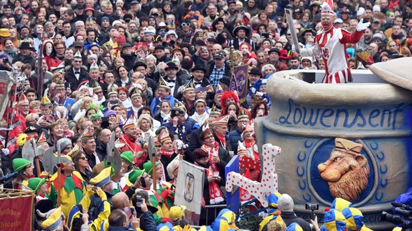 Die Karnevalsfigur Hoppeditz bei einer vergangenen Feier: Das traditionelle Hoppeditz-Erwachen wird in diesem Jahr ganz anders aussehen als gewohnt.