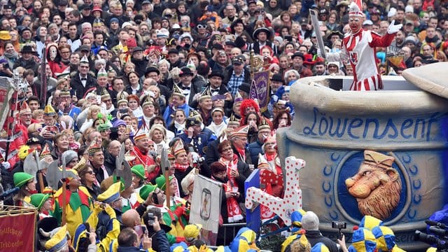 Die Karnevalsfigur Hoppeditz bei einer vergangenen Feier: Das traditionelle Hoppeditz-Erwachen wird in diesem Jahr ganz anders aussehen als gewohnt.