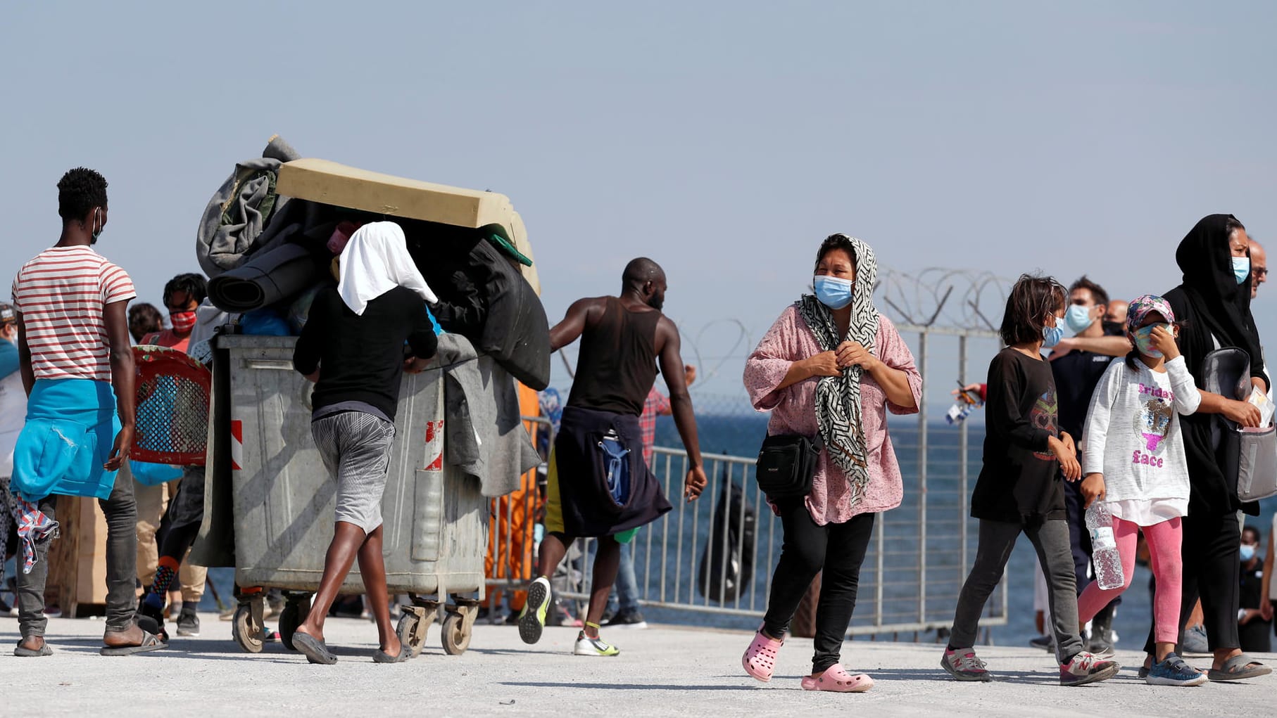 Migranten vor dem neuen provisorischen Lager: Die Behörden haben sechs mutmaßliche Brandstifter in Untersuchungshaft genommen.