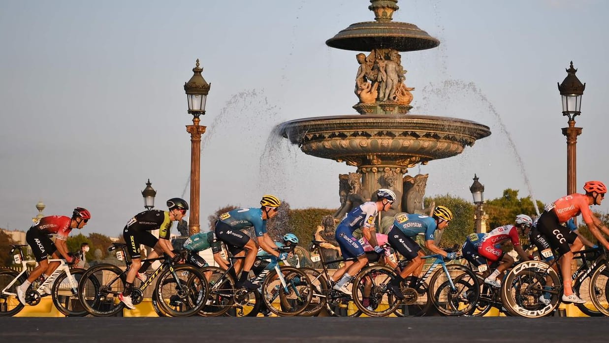 Das Fahrerfeld in Paris fährt am Place de la Concorde vorbei: Der Tour de France droht ein Doping-Skandal.