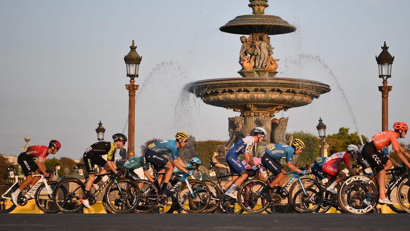 Das Fahrerfeld in Paris fährt am Place de la Concorde vorbei: Der Tour de France droht ein Doping-Skandal.