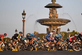 Das Fahrerfeld in Paris fährt am Place de la Concorde vorbei: Der Tour de France droht ein Doping-Skandal.