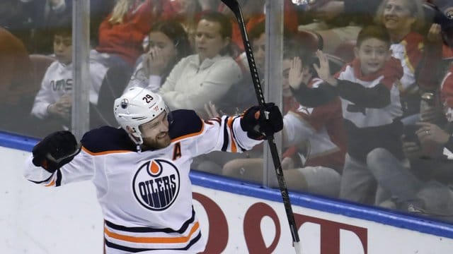 Leon Draisaitl wurde als erster deutscher Eishockey-Spieler zum wertvollsten Spieler in der amerikanischen Profiliga NHL gewählt. Leon Draisaitl wurde als erster deutscher Eishockey-Spieler zum wertvollsten Spieler in der amerikanischen Profiliga NHL gewählt.