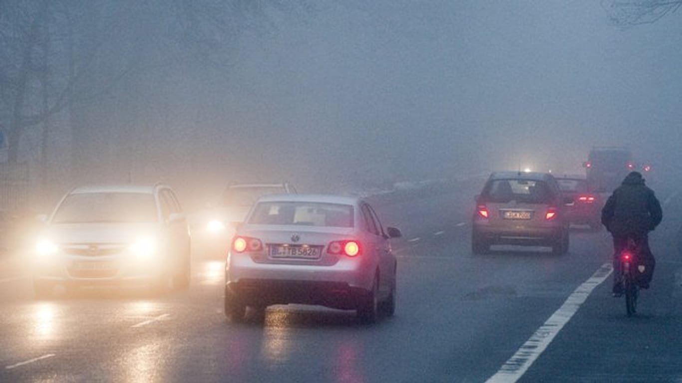 Erst wenn durch Nebel die Sichtweite unter 50 Meter liegt, dürfen Autofahrer inner- und außerorts zusätzlich die Nebelschlussleuchte anstellen.