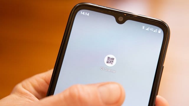 Aufgepasst bei QR-Code-Scannern: Viele dieser Apps sind neugierig und voll von Werbung, warnen Experten.