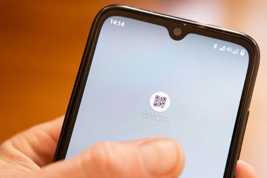 Aufgepasst bei QR-Code-Scannern: Viele dieser Apps sind neugierig und voll von Werbung, warnen Experten.