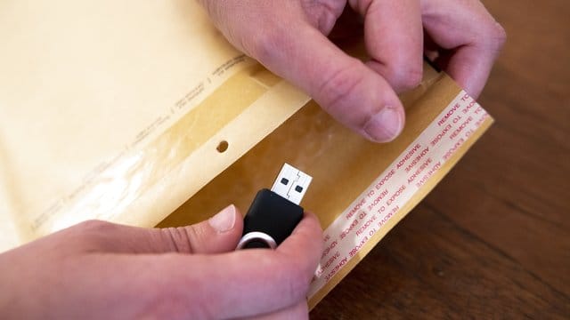 An den Kosten für einen Datenträger und das Briefporto darf die Zusendung persönlicher Daten laut Gericht nicht scheitern. An den Kosten für einen Datenträger und das Briefporto darf die Zusendung persönlicher Daten laut Gericht nicht scheitern.