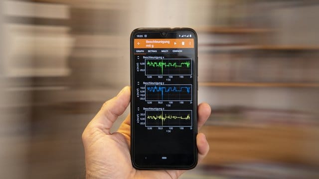 Im Kreis herum: Welche Beschleunigungskräfte dabei auftreten, kann Phyphox messen und anzeigen. Im Kreis herum: Welche Beschleunigungskräfte dabei auftreten, kann Phyphox messen und anzeigen.