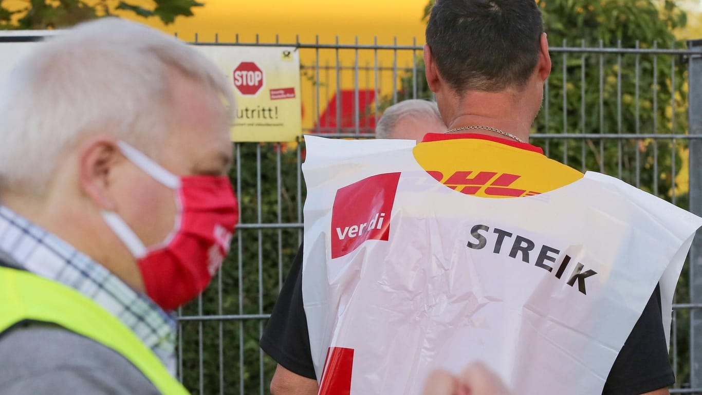 Mitarbeiter stehen bei einem Streik an einer Deutsche-Post-DHL-Niederlassung vor der Niederlassung: Bund und Arbeitgeber streiten über Tarifverhandlungen für mehr als 2,5 Millionen Beschäftigte. (Archivbild)