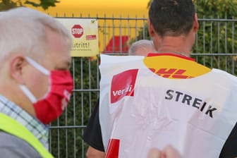 Mitarbeiter stehen bei einem Streik an einer Deutsche-Post-DHL-Niederlassung vor der Niederlassung: Bund und Arbeitgeber streiten über Tarifverhandlungen für mehr als 2,5 Millionen Beschäftigte. (Archivbild)