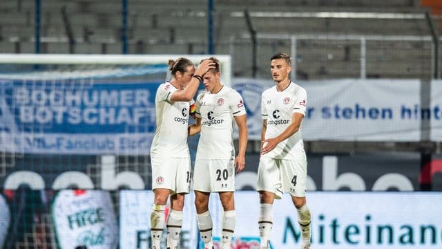 Nach dem Spielende können sich Paulis Spieler über den Punktgewinn freuen. Nach dem Spielende können sich Paulis Spieler über den Punktgewinn freuen.