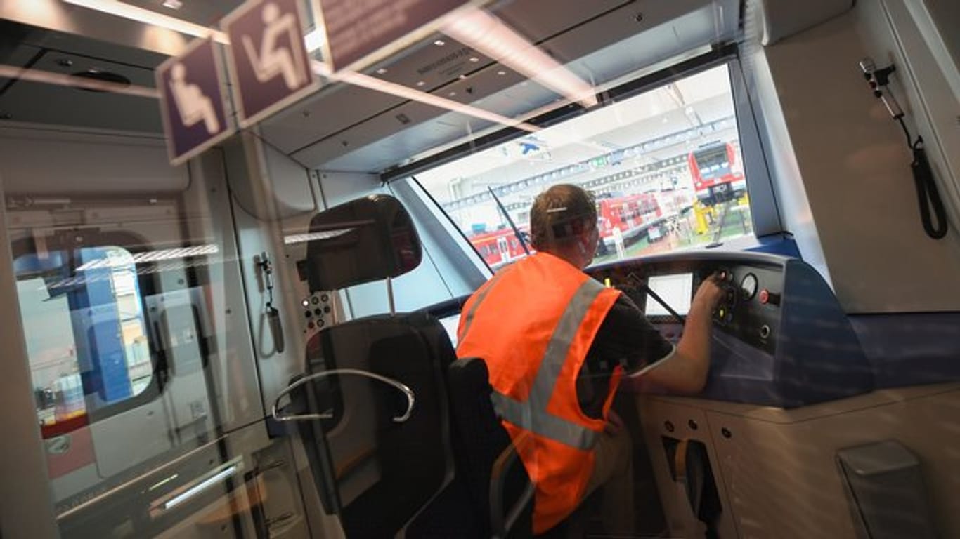 Ein angehender Lokführer nimmt in einem Zug an einem Durchsage-Workshop teil: Mitarbeiter der S-Bahn Rhein-Main bekommen in der Ausbildung ein spezielles Sprachtraining.