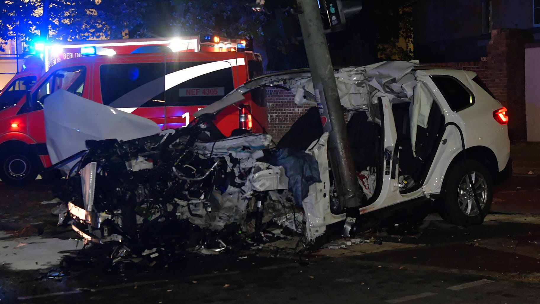 Ein zerstörter Pkw steht an einem Ampelmast: Der Unfall ist in der Thorwaldsenstraße in Berlin-Steglitz geschehen. Ein zerstörter Pkw steht an einem Ampelmast: Der Unfall ist in der Thorwaldsenstraße in Berlin-Steglitz geschehen.