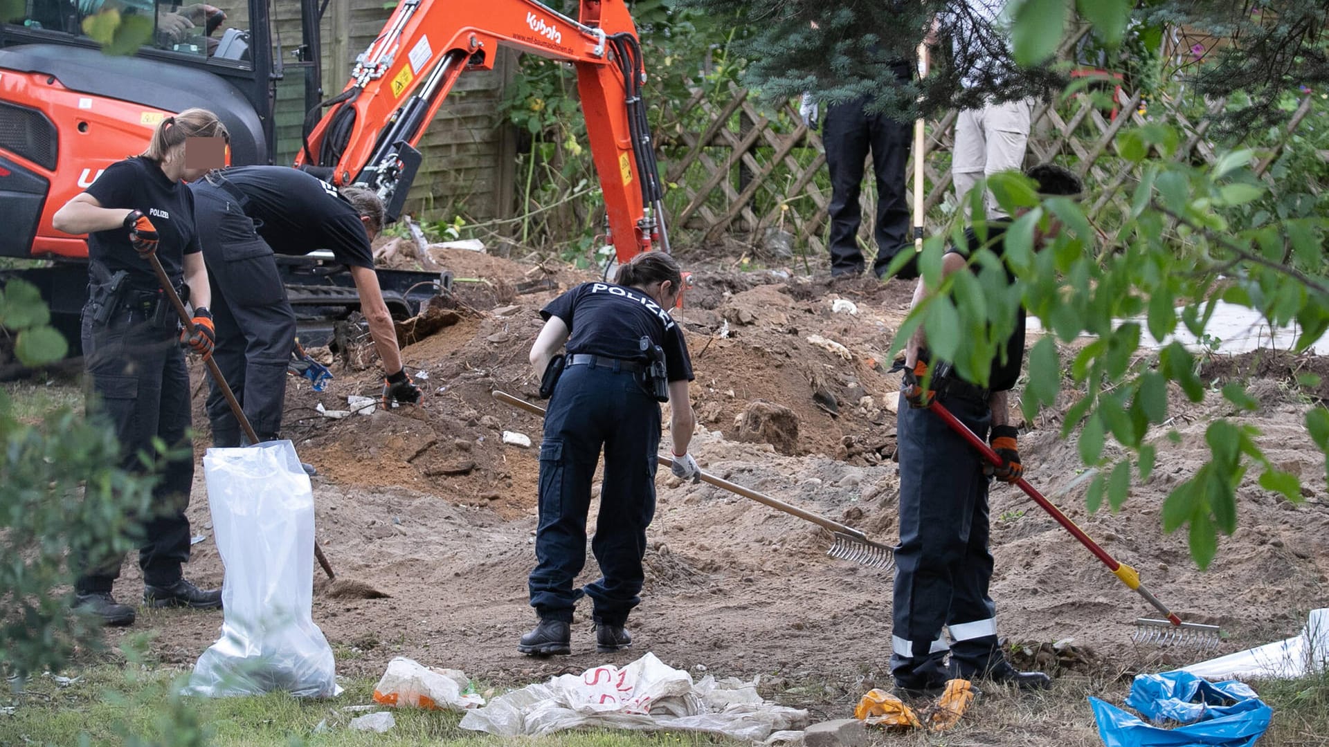 Niedersachsen, Hannover, 28.07.2020, Polizeibeamte durchsuchen eine Kleingarten-Parzelle zwischen Hannover-Ahlem und Se