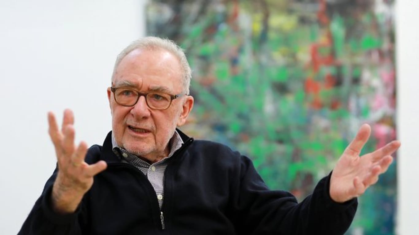 Der Künstler Gerhard Richter legt den Pinsel aus der Hand.
