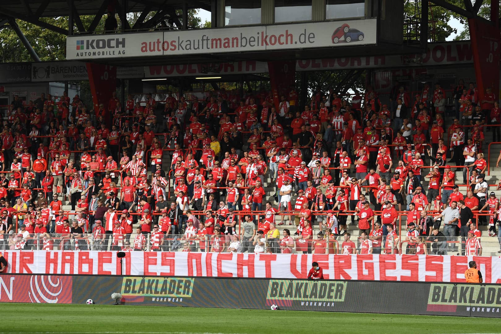 Stadion an der Alten Försterei: Am Wochenende gegen Augsburg waren Corona-bedingt etwa 5.000 Zuschauer beim Union-Spiel. Doch der Klub will die Arena wieder komplett nutzen.