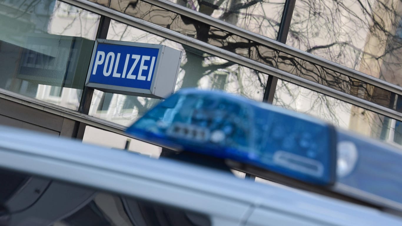 Ein Polizeiauto steht vor einer Wache (Symboldbild):In Bonn wurde ein 17-Jähriger nach einem Diebstahl festgenommen.