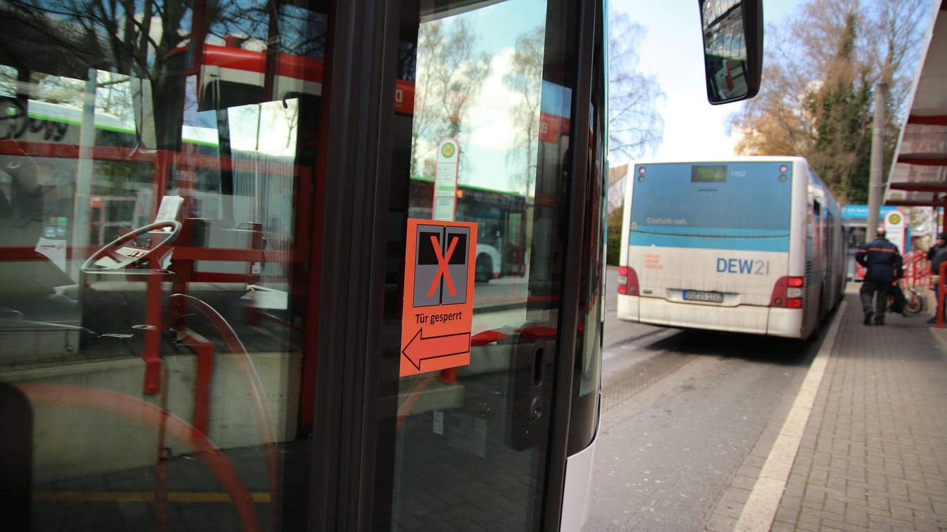 Dortmunder Linienbusse stehen an einer Haltestelle (Symbolbild): Ein 52-Jähriger wurde von einem Bus erfasst und schwer verletzt.