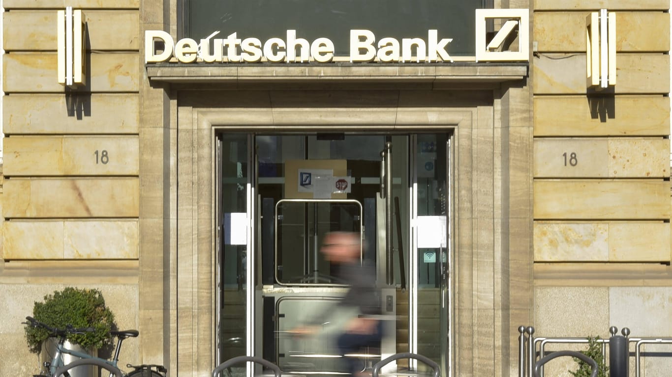 Filiale der Deutsche Bank in Frankfurt (Archivbild): Etwa 100 Geschäftsstellen sollen möglichst schnell schließen.