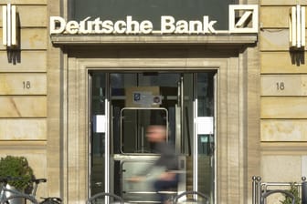 Filiale der Deutsche Bank in Frankfurt (Archivbild): Etwa 100 Geschäftsstellen sollen möglichst schnell schließen.