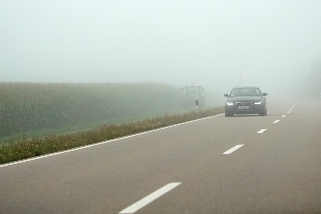 Nicht erst bei Eis und Schnee: Schon bei Temperaturen von sieben Grad ist ein Winterreifen dem Sommerreifen überlegen.