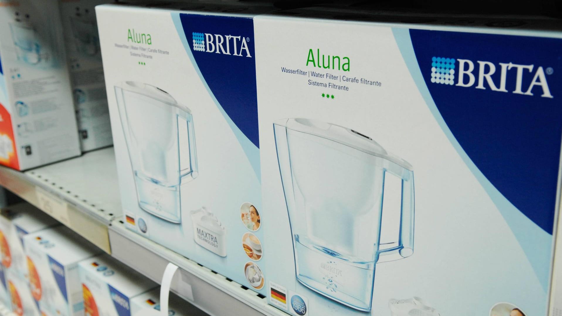 Wasserfilter von Brita im Regal (Archivbild): Das Unternehmen steigt in den Markt für Wassersprudler ein – und macht damit Sodastream stärker Konkurrenz.